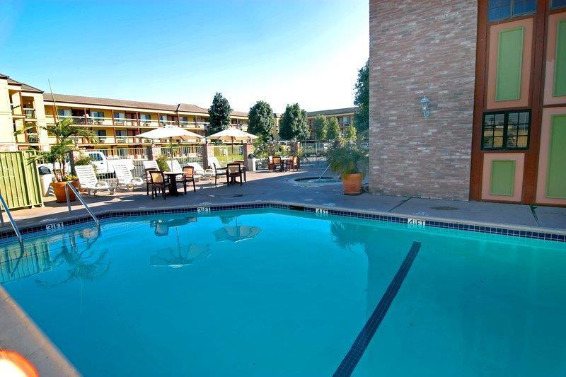 Best Western Plus Raffles Inn & Suites Anaheim Facilities photo